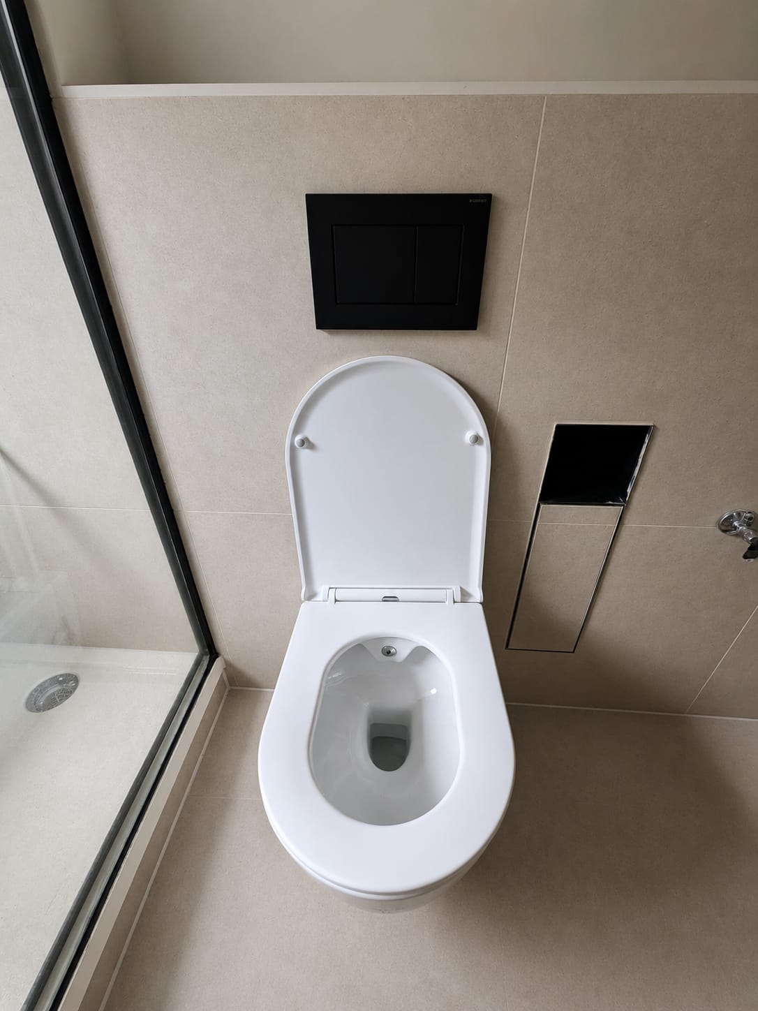 Wand-WC mit schwarzer Geberit Betätigungsplatte