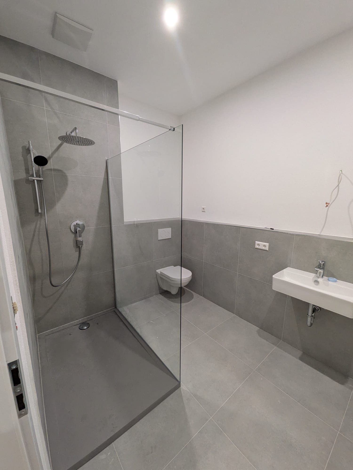 Modernes helles Bad mit großer Dusche 1