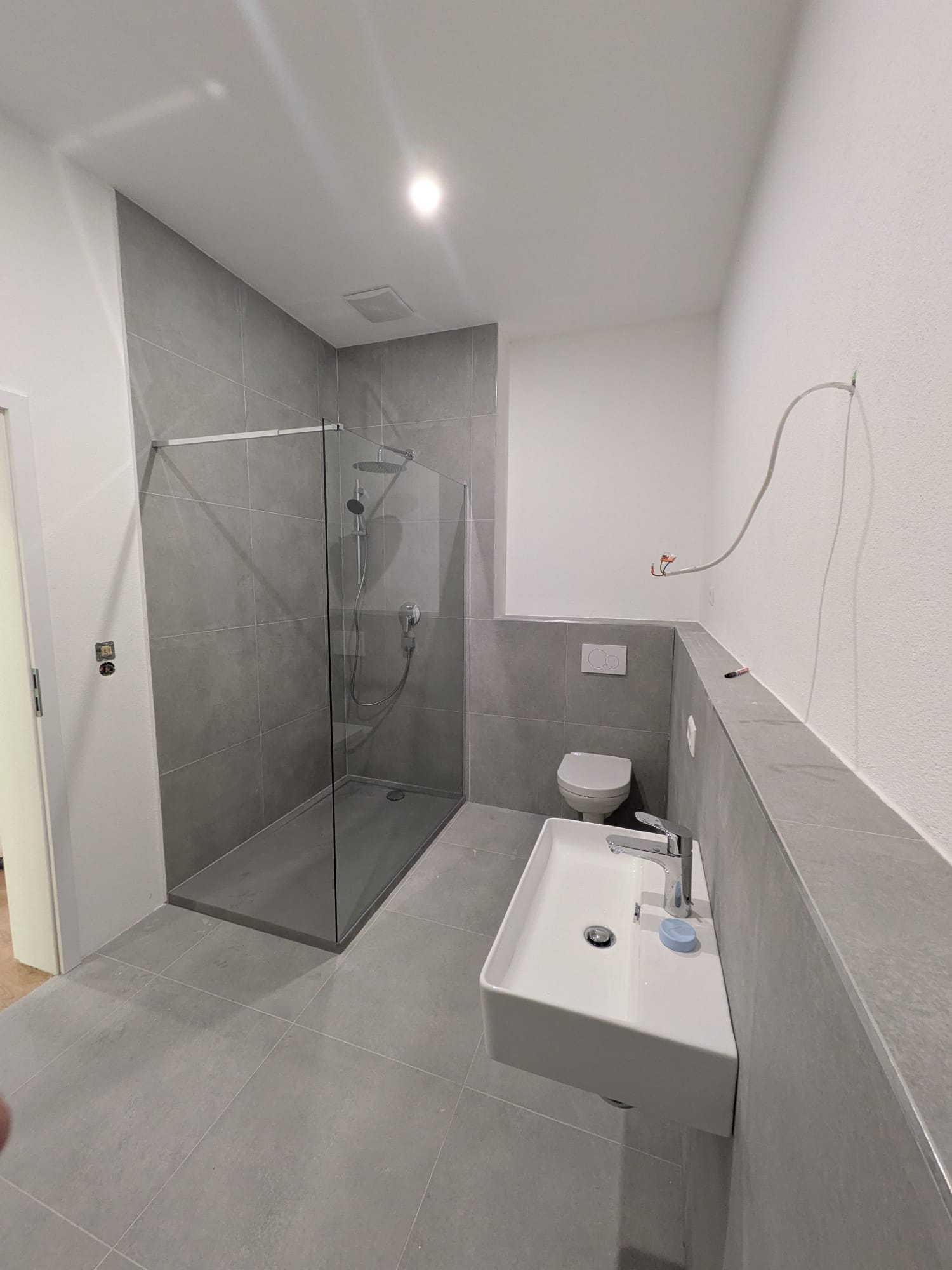 Modernes helles Bad mit großer Dusche 2
