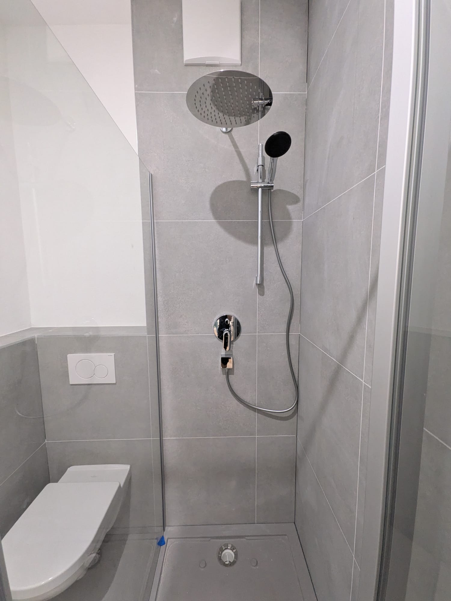 Modernes helles Bad mit großer Dusche 3