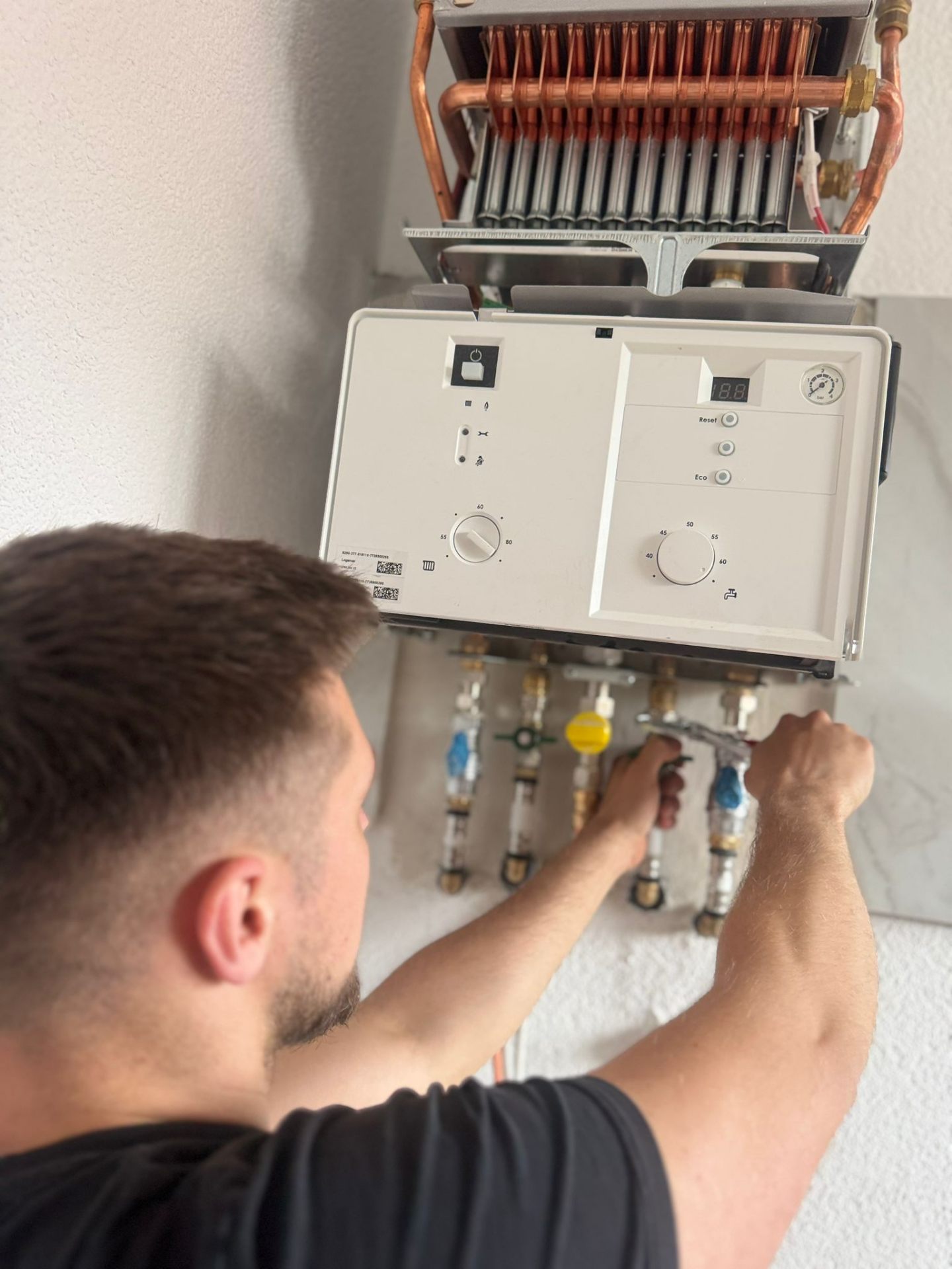 Monteur bei der Wartung einer Gastherme