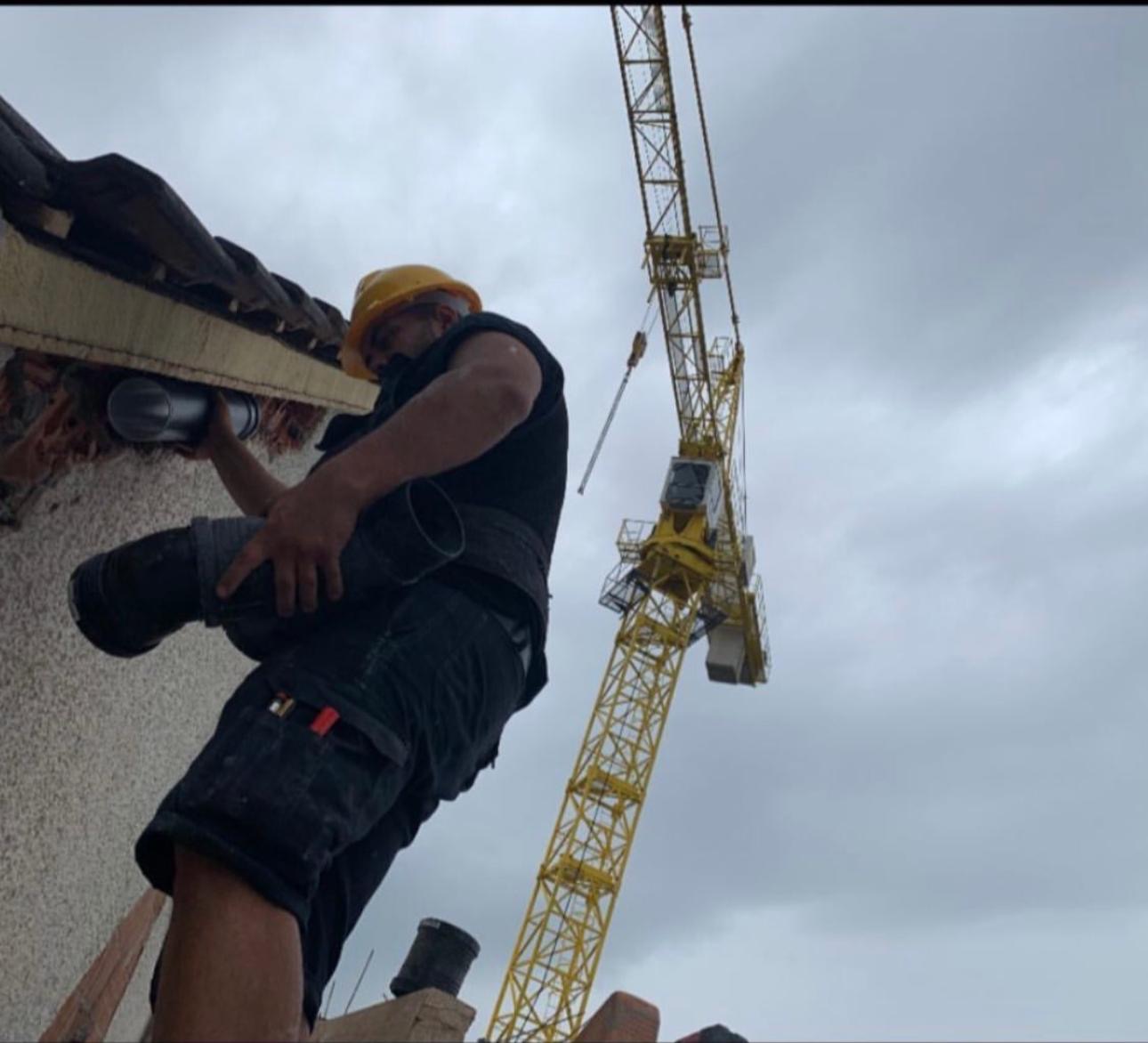 Monteur bei Dacharbeiten auf der Baustelle