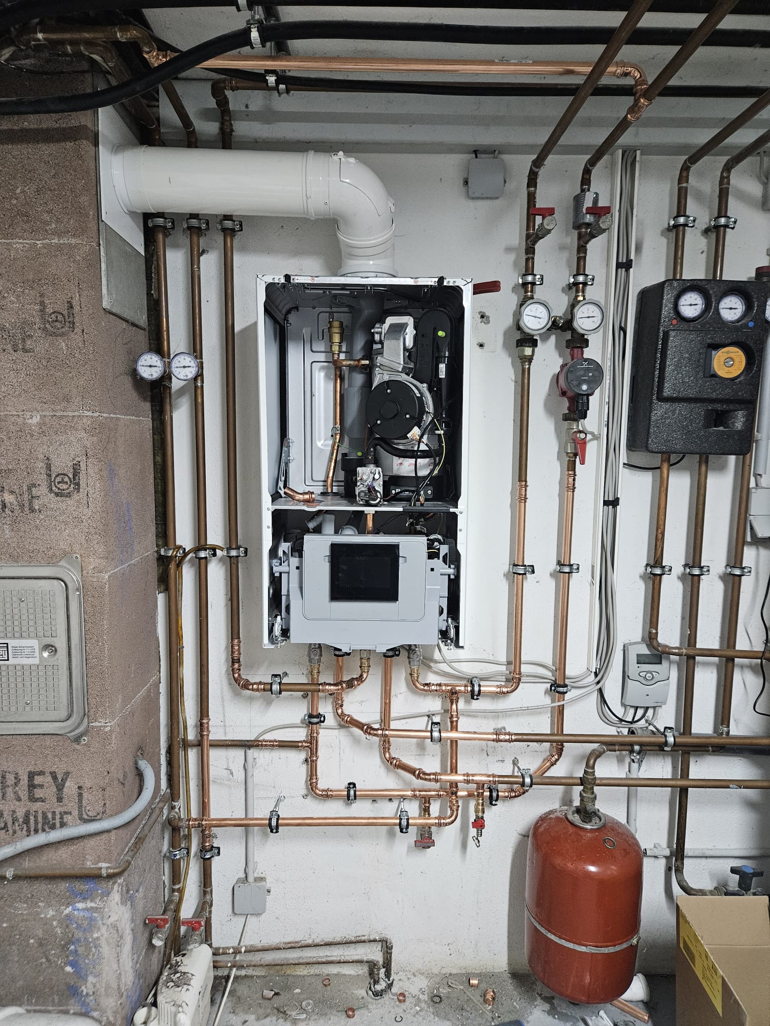 Neu installierte Gasbrennwerttherme mit Kupferverrohrung